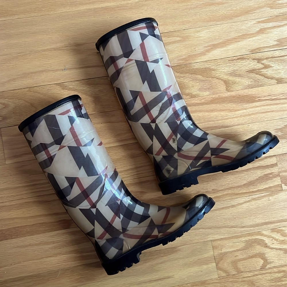 Burberry Rainboots SIZE 6 1/2